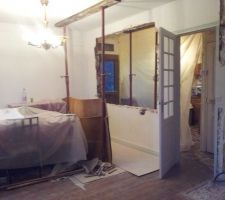 L arche d&eacute;corative a &eacute;t&eacute; d&eacute;truite hier, on voit l ancienne tapisserie ;-)