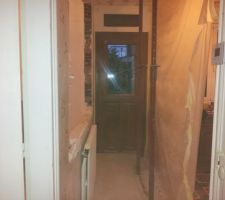 La porte qui est juste &agrave; droite donne acc&egrave;s au sous sol.
La porte en face donne acc&egrave;s &agrave; la terrasse donc au jardin :-)