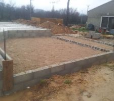 Les maçons ont finit d'installer le plancher