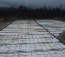 Les maçons ont finit d'installer le plancher