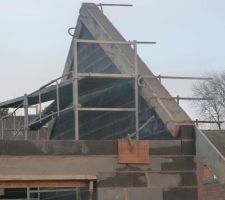 Et voilà le 1er pignon est fini et on peut voir une rangée supplémentaire de parpaing au dessus des linteaux