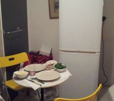 Comme on ne peut plus manger dans la salle à cause des travaux, on mange en bas dans la buanderie, euh un petit mexicain c est trop bon ;-)