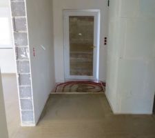 Chape entrée, le tout n'a pa pu être coulé en raison d'une mauvaise installation de la porte d'entrée.