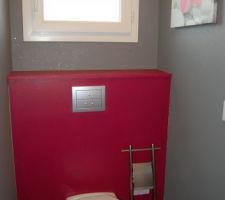 Toilette suspendue avec caisson, peinture grise paillett&eacute;