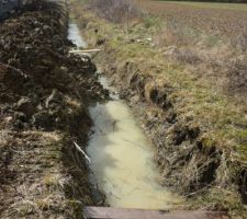 J 22 Le fossé de drainage dans un sens ...