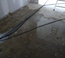 L'eau est rentrée à l'étage par la façade car l'enduit n'est pas fait...