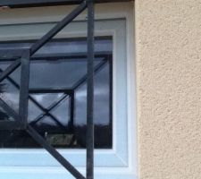 Encadrement fenêtre côté droit à revoir car différent du côté gauche
