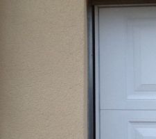 Encadrement porte garage côté gauche à revoir