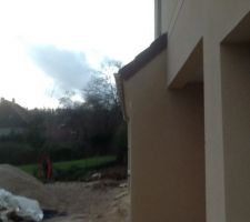 Pr&eacute;sence de l'irr&eacute;gularit&eacute; du mur de la grande fen&ecirc;tre malgr&eacute; l'enduit