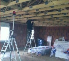 Pose des suspentes de plafond