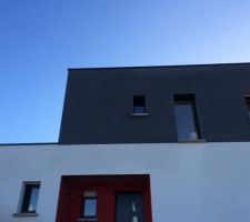 Enduit Maison: Blanc- Gris Anthracite et Rouge. 
Le résultat de l'enduit gris n'est pas uniforme.