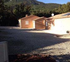 Devant des maisons pose des cailloux