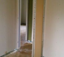 Une chambre et vue sur la porte et le placard