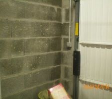 Le salon est derrière mais pas de trace sur les murs pour le moment