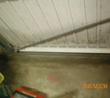 L'eau rentre par la porte de garage car il y a un écart d'un bon cm entre la maison et la porte