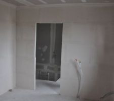 Pose du placo et des carreaux de platre dans la chambre 1