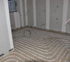 Pose des serpentins dans la cuisine