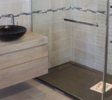 Carrelage salle de bain: beige ligné pour les murs, marron lisse pour le sol, mosaïque marron lisse pour le tablier de la baignoire