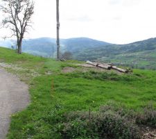 Acc&egrave;s du terrain depuis la route et vue de la vall&eacute;e.
