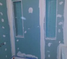 Nous avons réalisé des niches au dessus de la baignoire - manque bandes à joints