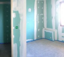 Salle de bain et sauna sur la gauche