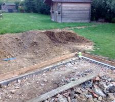 Mise en place des fondations pour une future véranda et coffrage de la future terrasse