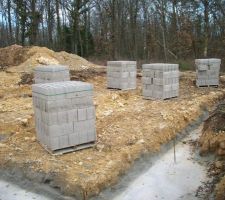 Les parpaings prêts à être montés pour le vide sanitaire