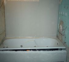 Premier essai baignoire après avoir réalisé la chape.