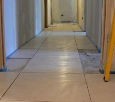 Le couloir depuis la chambre parentale