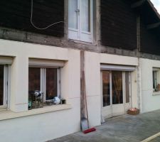 D&Atilde;&copy;coupe de l\'isolation de la maison et du bardage pour effectuer des saign&Atilde;&copy;es dans lesquelles l\'extension prendra appui pour soulager les appuis ext&Atilde;&copy;rieurs