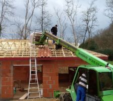 Depuis lundi le toit est en cour de montage, il devrait être finit demain.