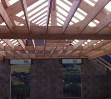 Plafond de l'étage avec trappe d'accès aux combles.