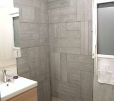 Faïence de la douche posée, reste le carrelage blanc sur le mur d'à côté et au dessus des vasques.