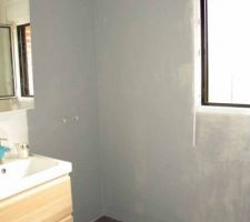 Douche avec couche d'hydrofuge