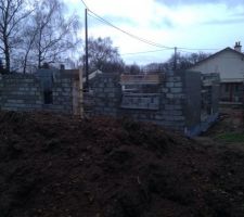 3 eme jour d &eacute;l&eacute;vation des murs   pose des coffres de volet roulant