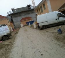 Allee, maison et batiment 1 (au fond)