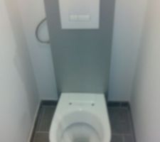 WC suspendu en cours de finition
