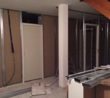 À l'étage la porte de ma future chambre avant le petit couloir