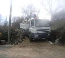 Acc&egrave;s chantier r&eacute;alis&eacute; par nos soins!
Tiens donc!! Un camion rentre sur notre chantier.. alors que le chauffeur du constructeur n'y arrivait pas! Il nous demander de d&eacute;bourser une petite somme pour pouvoir rectifier.

Heureusement, nous avions cette photo pour lui prouver qu'il fallait qu'il change de chauffeur, tout simplement.