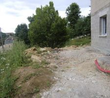 Avant notre intervention pour le terrassement : une horreur! Terrain impraticable, laissé ainsi par le constructeur. Pire, causé par le terrassier du chef de chantier qui nous a demandé un billet pour l'améliorer. Evidemment. On a refusé!