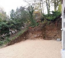 Après intervention de NOTRE terrassier : côté terrasse.

(Formidable! Contactez TPM Saintois, ils font du super boulot)