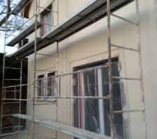 Erreur crépis : on a choisi \"terre sombre \" (marron).
Ils ont mis du blanc/gris et n\'ont pas remarqué le problème...