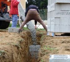 Vendredi 10 janvier 2014 - après-midi: ça coule! Le Monsieur, dont on voit les fesses soulève les ferrailles au fur et à mesure afin que le béton coule bien en-dessous et que la ferraille soit englobé entièrement...