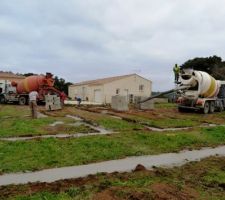 Vendredi 10 janvier 2014 - après-midi: ça coule! En tout 6 camion toupies...là, 2 à la fois au bonheur des enfants!