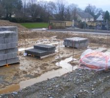 L'eau s'écoule bien grâce à la petite tranchée visible dans l'angle du fond.