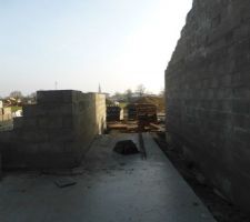 C&ocirc;t&eacute; sud. Notre terrasse. Vue entre notre maison et celle des voisins