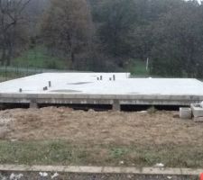 La dalle est coulée! il n'y a plus qu'à attendre pour le montage des murs maintenant!!
