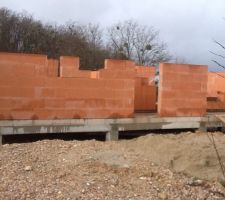 L'élévation des murs, joli cadeau de Noël!! Petite frayeur en voyant les emplacements des châssis de la salle de bain et des toilettes, vite oubliée... les briques étaient mal collées et le conducteur de travaux les avait déplacées pour que le maçon répare cette petite erreur!