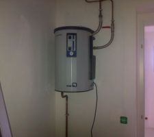 Station du récupérateur d'eau de pluie installée dans le garage