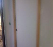 Porte à galandage du WC à l'entrée